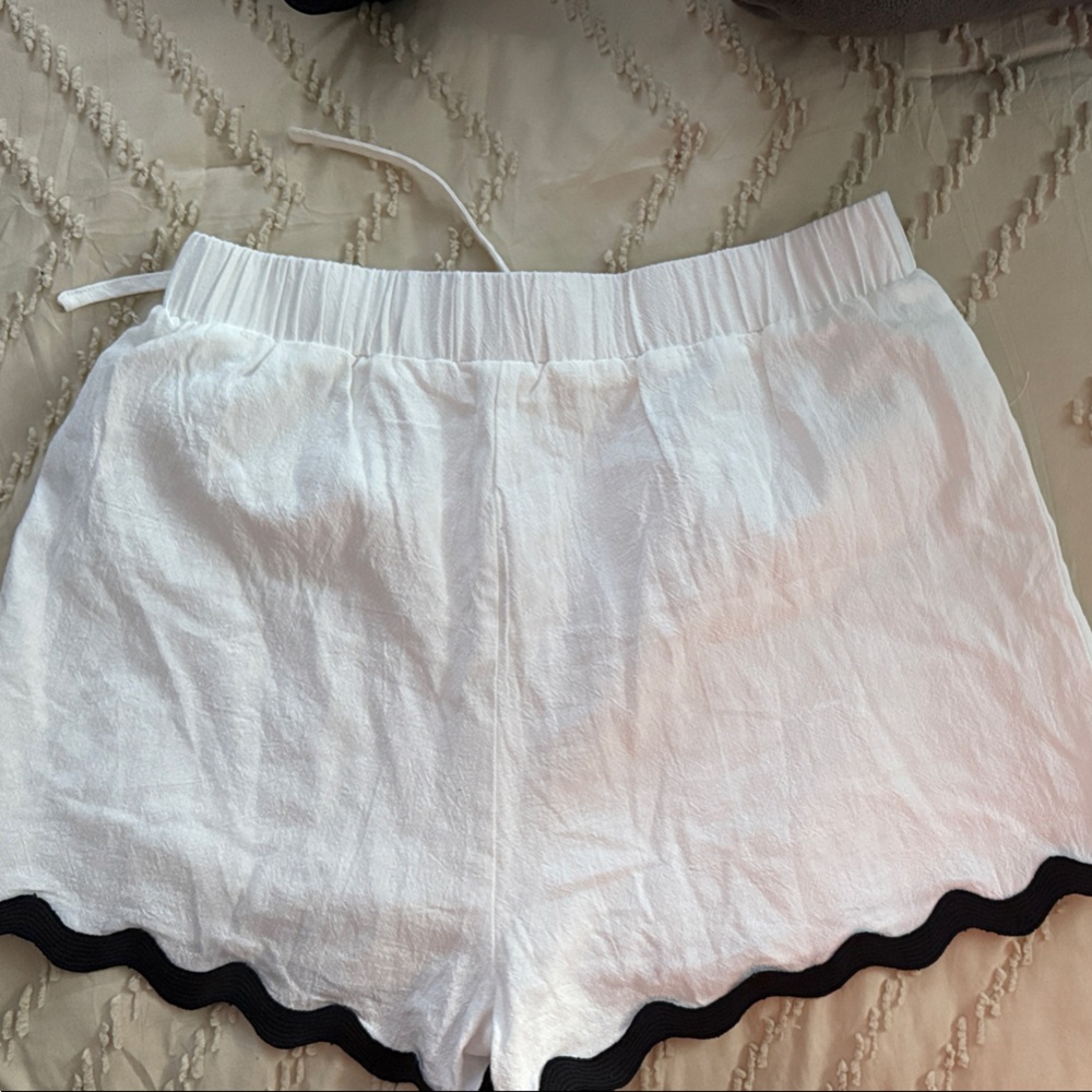 Cupshe White Shorts with Black Accent - Picture 3 of 4